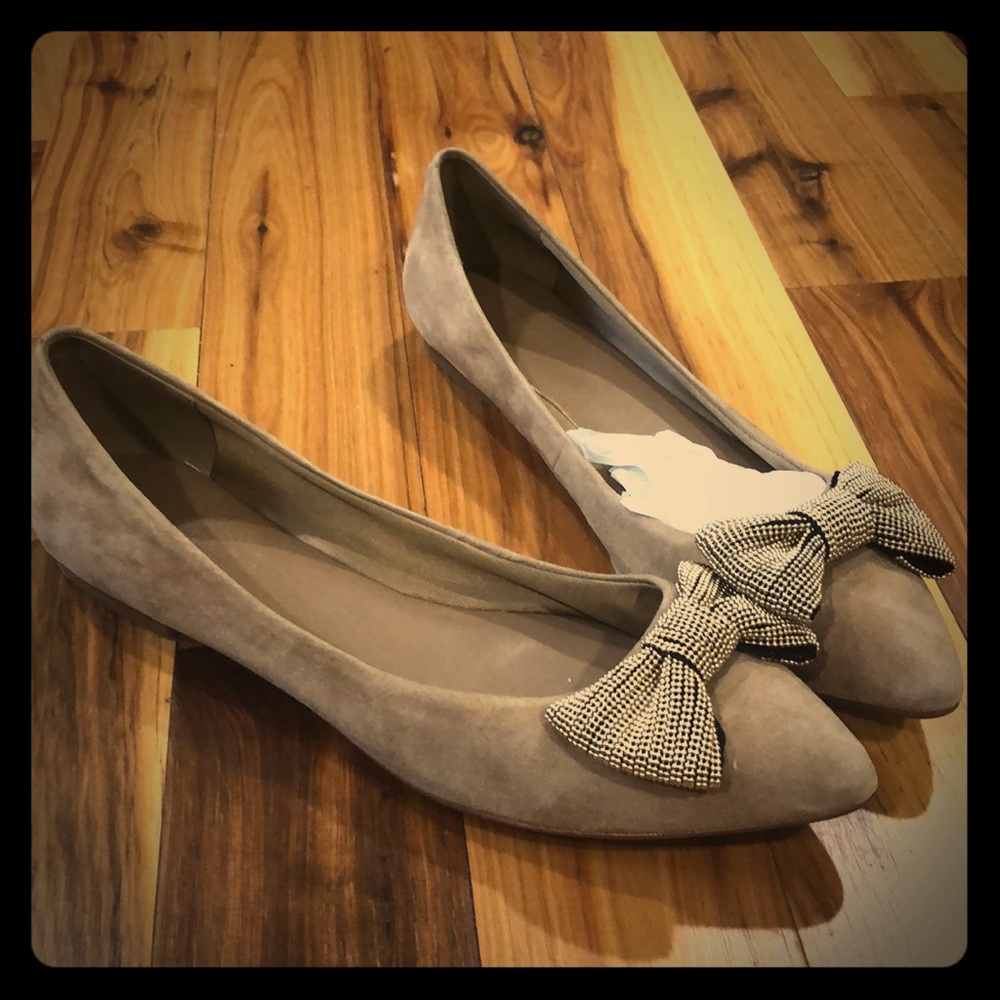 NWOT Banana Republic tan flats. Size 9.5.